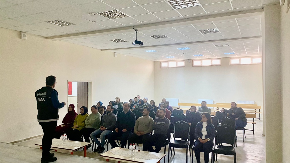 Sivas İl Emniyet Narkotik Birimi’nden velilerimize ve öğretmenlerimize bağımlılıkla mücadele için önleyici seminer düzenlendi.