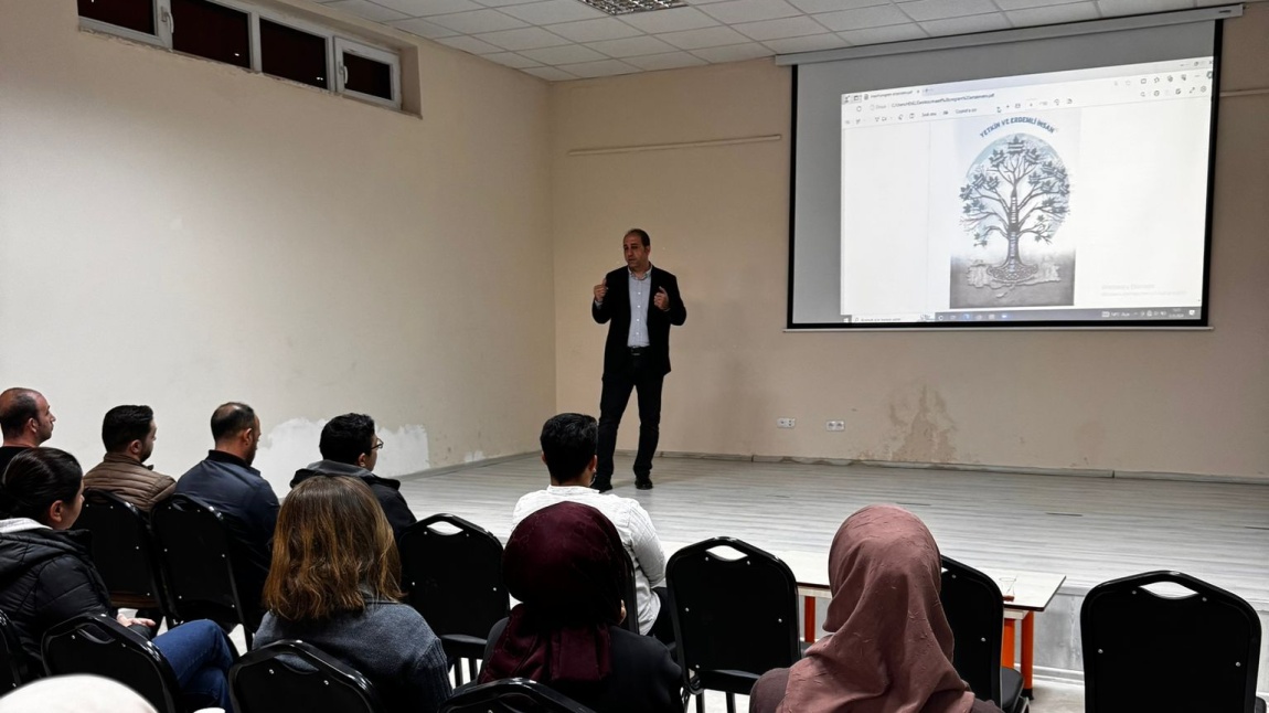 Öğretmenlerimizle Türkiye Yüzyılı Maarif Modeli Müfredat Programı içeriğiyle ilgili sunum gerçekleştirildi.
